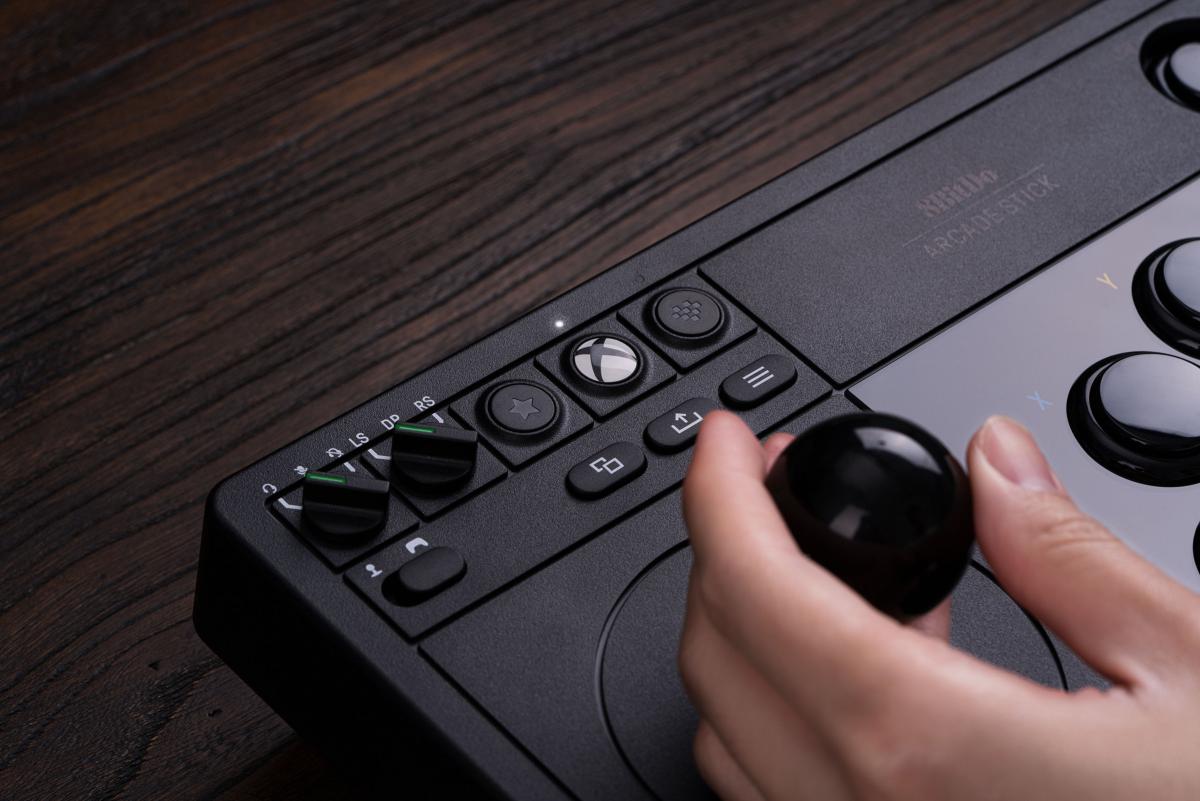 8Bitdo Arcade Stick 2.4G/USB pour Xbox Series X/S, Xbox One et Windows - Edition Noire / Black Edition - Manettes - 8Bitdo - Shop Just for Games