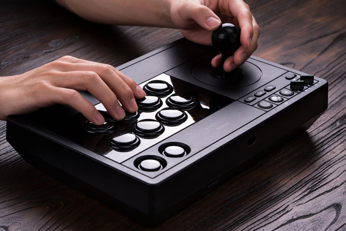 8Bitdo Arcade Stick 2.4G/USB pour Xbox Series X/S, Xbox One et Windows - Edition Noire / Black Edition - Manettes - 8Bitdo - Shop Just for Games