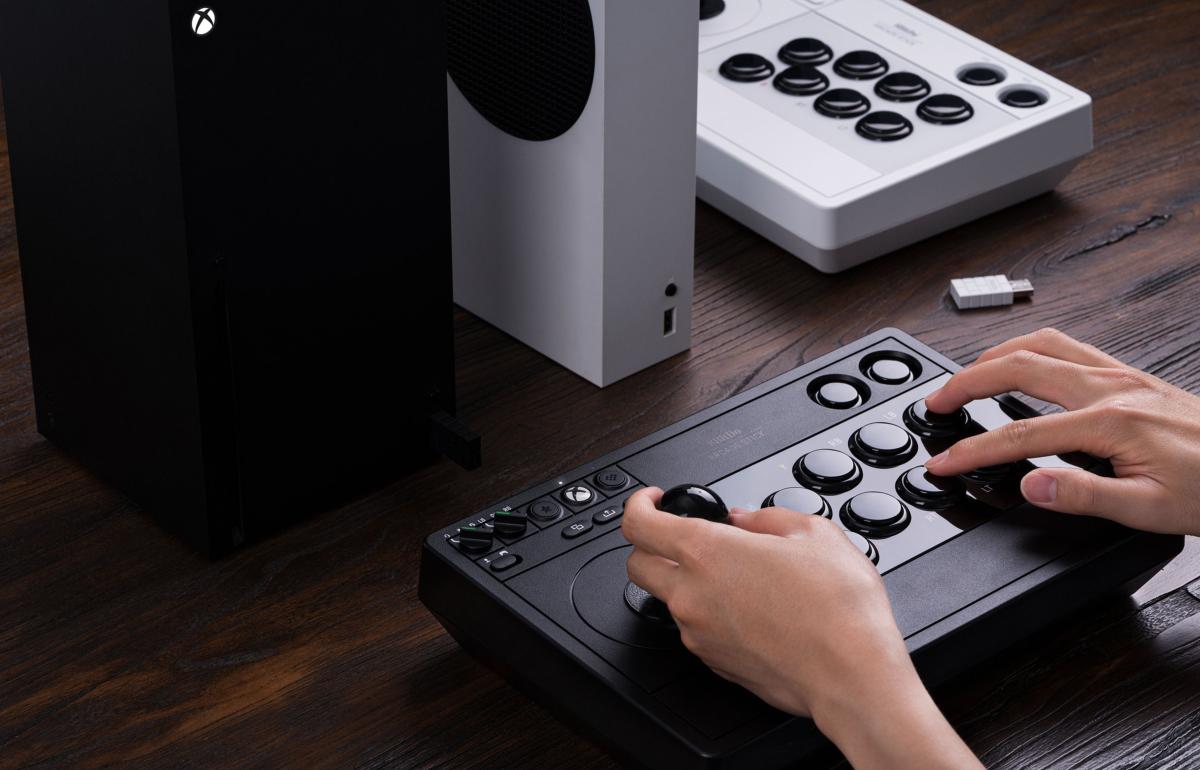 8Bitdo Arcade Stick 2.4G/USB pour Xbox Series X/S, Xbox One et Windows - Edition Noire / Black Edition - Manettes - 8Bitdo - Shop Just for Games