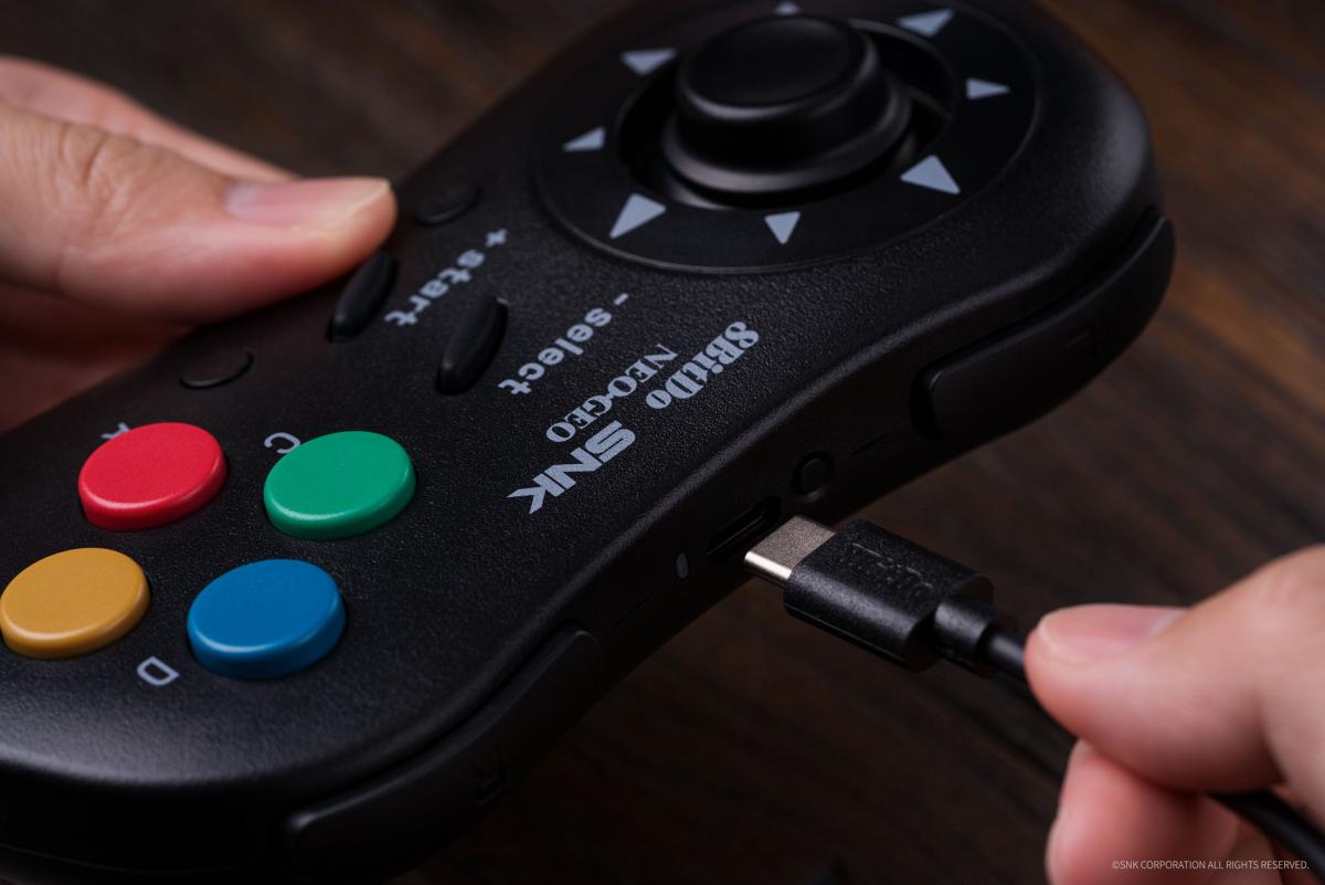 Iori Yagami Edition : 8Bitdo Manette Bluetooth Style SNK Neo Geo - compatible PC Windows, Android & Neo Geo Mini - Manettes - 8Bitdo - Shop Just for Games